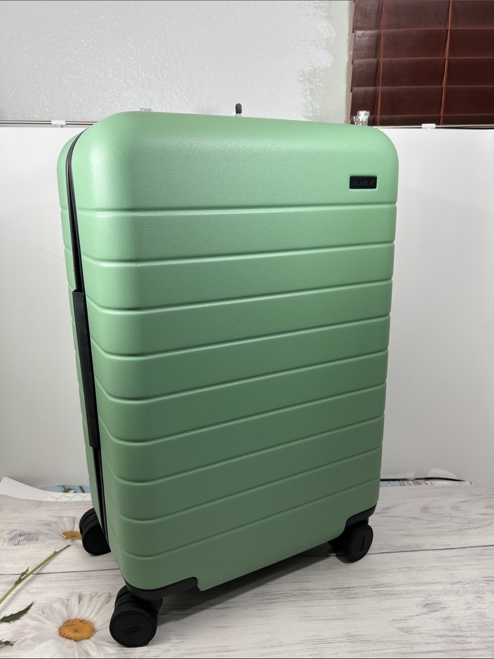 Away Carry-On Luggage - 22-Inch Sea Green Hardside Suitcase -NEVER USED - Picture 4 of 13